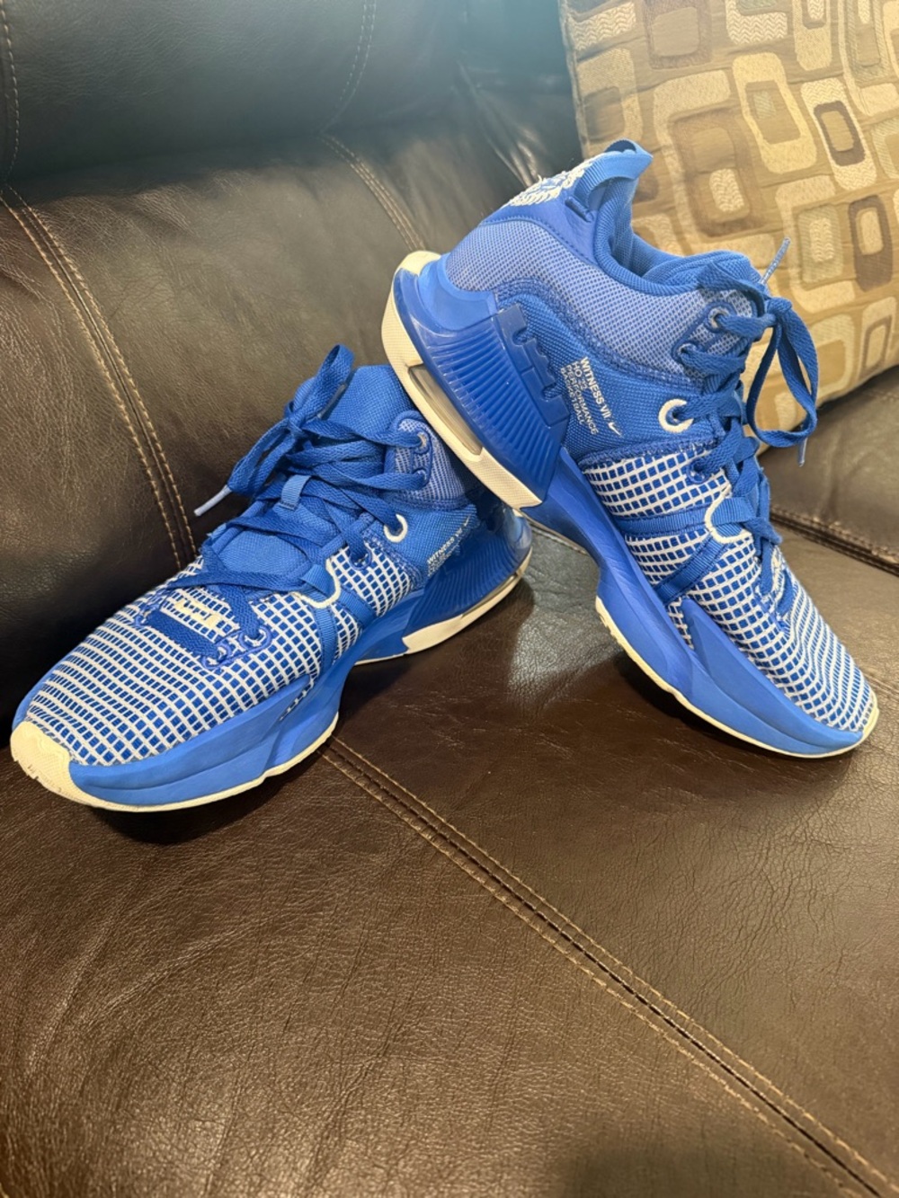 Men’s size 10 LeBron witness 7 Basketball shoes